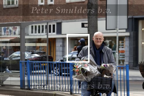 Amsterdam 1 mei 2021
Ferdinand Grapperhaus op zijn fiets in Amsterdam zuid. Hij helpt ook nog mensen waarvan het hondje overreden is door een fietser. Hij koopt verse bloemen