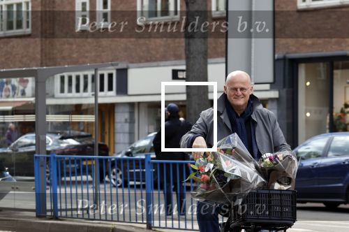 Amsterdam 1 mei 2021
Ferdinand Grapperhaus op zijn fiets in Amsterdam zuid. Hij helpt ook nog mensen waarvan het hondje overreden is door een fietser. Hij koopt verse bloemen