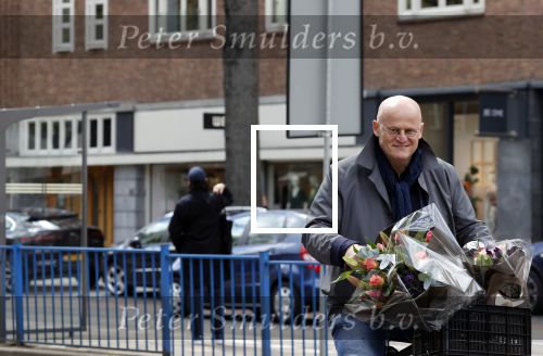 Amsterdam 1 mei 2021
Ferdinand Grapperhaus op zijn fiets in Amsterdam zuid. Hij helpt ook nog mensen waarvan het hondje overreden is door een fietser. Hij koopt verse bloemen