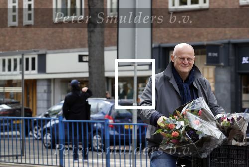 Amsterdam 1 mei 2021
Ferdinand Grapperhaus op zijn fiets in Amsterdam zuid. Hij helpt ook nog mensen waarvan het hondje overreden is door een fietser. Hij koopt verse bloemen