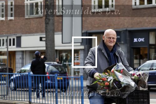 Amsterdam 1 mei 2021
Ferdinand Grapperhaus op zijn fiets in Amsterdam zuid. Hij helpt ook nog mensen waarvan het hondje overreden is door een fietser. Hij koopt verse bloemen