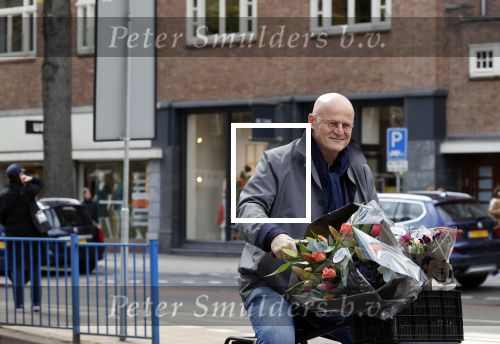 Amsterdam 1 mei 2021
Ferdinand Grapperhaus op zijn fiets in Amsterdam zuid. Hij helpt ook nog mensen waarvan het hondje overreden is door een fietser. Hij koopt verse bloemen