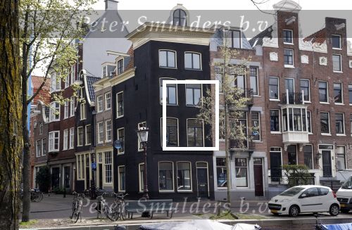 Amsterdam 21 april 2021
Frank sanders heeft zijn oude huis laten verbouwen tot meerdere appartementen . Ze staan nu te koop.