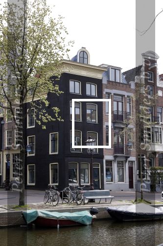 Amsterdam 21 april 2021
Frank sanders heeft zijn oude huis laten verbouwen tot meerdere appartementen . Ze staan nu te koop.