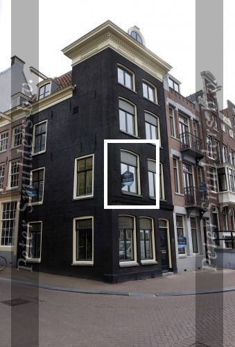 Amsterdam 21 april 2021
Frank sanders heeft zijn oude huis laten verbouwen tot meerdere appartementen . Ze staan nu te koop.