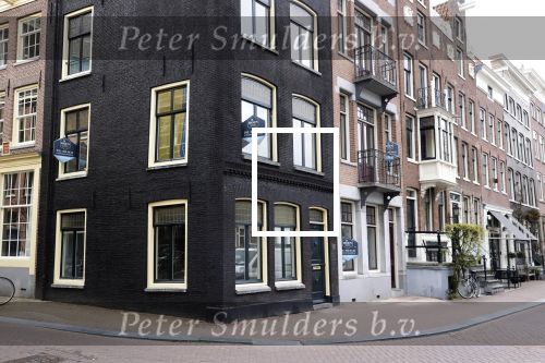 Amsterdam 21 april 2021
Frank sanders heeft zijn oude huis laten verbouwen tot meerdere appartementen . Ze staan nu te koop.