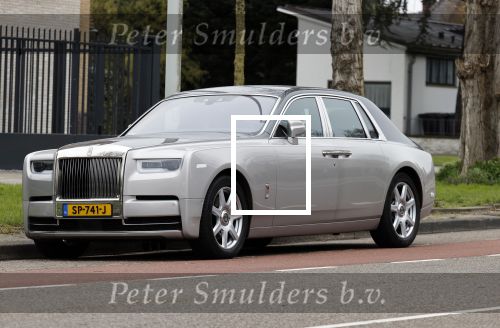 Amsterdam 10 april 2021
Gerard spong en partner laten hond uit alvorens weer in hun rolls royce te stappen