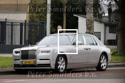 Amsterdam 10 april 2021
Gerard spong en partner laten hond uit alvorens weer in hun rolls royce te stappen