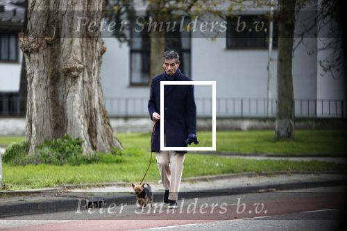 Amsterdam 10 april 2021
Gerard spong en partner laten hond uit alvorens weer in hun rolls royce te stappen