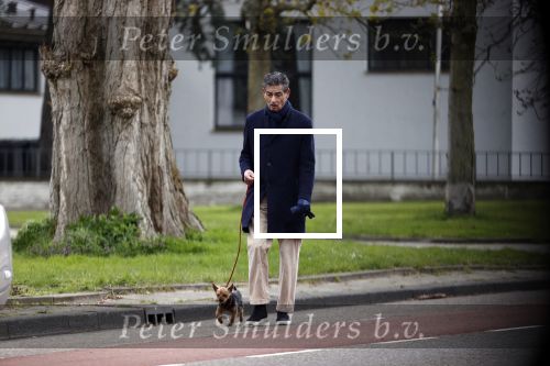 Amsterdam 10 april 2021
Gerard spong en partner laten hond uit alvorens weer in hun rolls royce te stappen