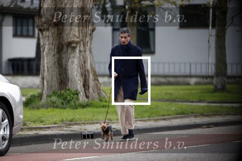 Amsterdam 10 april 2021
Gerard spong en partner laten hond uit alvorens weer in hun rolls royce te stappen