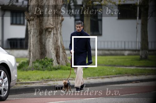Amsterdam 10 april 2021
Gerard spong en partner laten hond uit alvorens weer in hun rolls royce te stappen