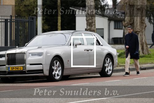 Amsterdam 10 april 2021
Gerard spong en partner laten hond uit alvorens weer in hun rolls royce te stappen