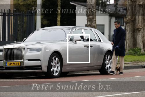 Amsterdam 10 april 2021
Gerard spong en partner laten hond uit alvorens weer in hun rolls royce te stappen