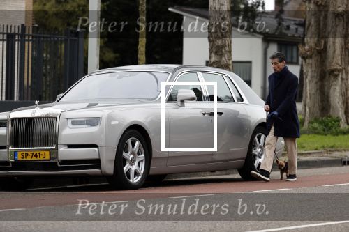 Amsterdam 10 april 2021
Gerard spong en partner laten hond uit alvorens weer in hun rolls royce te stappen