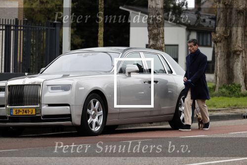 Amsterdam 10 april 2021
Gerard spong en partner laten hond uit alvorens weer in hun rolls royce te stappen