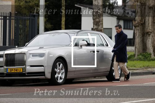 Amsterdam 10 april 2021
Gerard spong en partner laten hond uit alvorens weer in hun rolls royce te stappen
