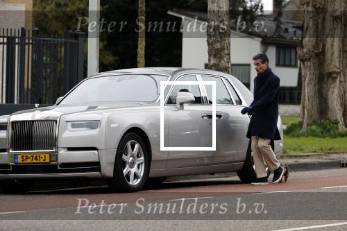 Amsterdam 10 april 2021
Gerard spong en partner laten hond uit alvorens weer in hun rolls royce te stappen