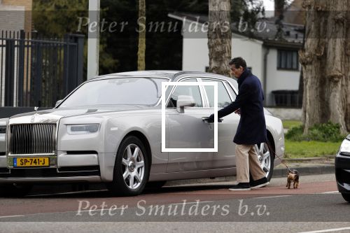 Amsterdam 10 april 2021
Gerard spong en partner laten hond uit alvorens weer in hun rolls royce te stappen