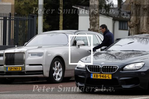 Amsterdam 10 april 2021
Gerard spong en partner laten hond uit alvorens weer in hun rolls royce te stappen