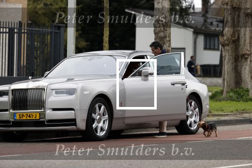 Amsterdam 10 april 2021
Gerard spong en partner laten hond uit alvorens weer in hun rolls royce te stappen