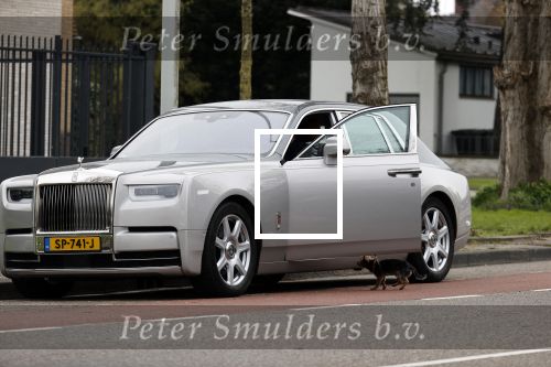 Amsterdam 10 april 2021
Gerard spong en partner laten hond uit alvorens weer in hun rolls royce te stappen