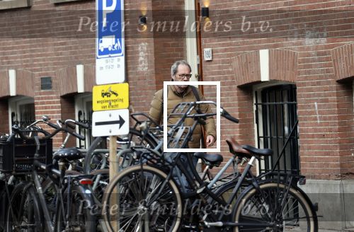 Amsterdam 1 mei 2021
Gijs Scholten v Asschat wandelend in Amsterdam zuid