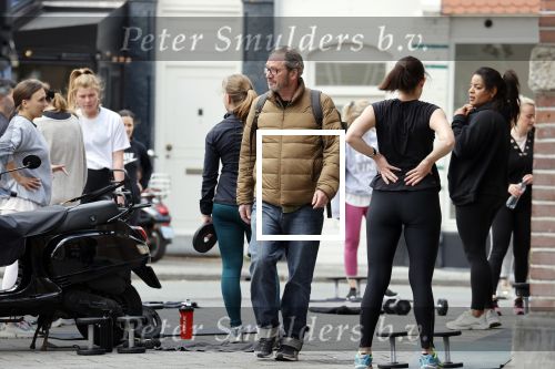 Amsterdam 1 mei 2021
Gijs Scholten v Asschat wandelend in Amsterdam zuid