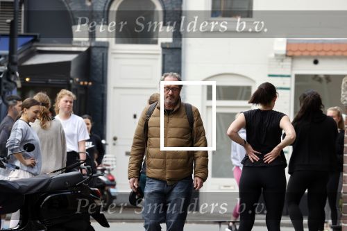 Amsterdam 1 mei 2021
Gijs Scholten v Asschat wandelend in Amsterdam zuid