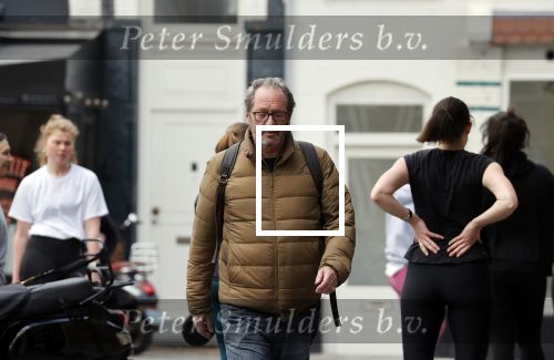 Amsterdam 1 mei 2021
Gijs Scholten v Asschat wandelend in Amsterdam zuid