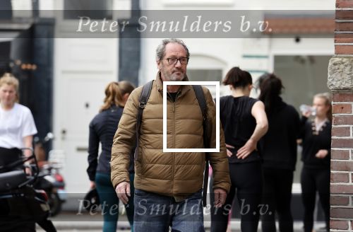 Amsterdam 1 mei 2021
Gijs Scholten v Asschat wandelend in Amsterdam zuid