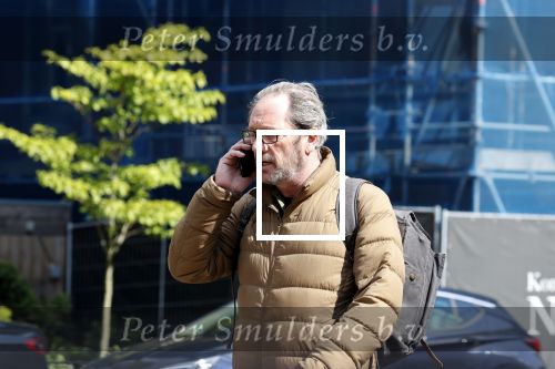Amsterdam 1 mei 2021
Gijs Scholten v Asschat wandelend in Amsterdam zuid