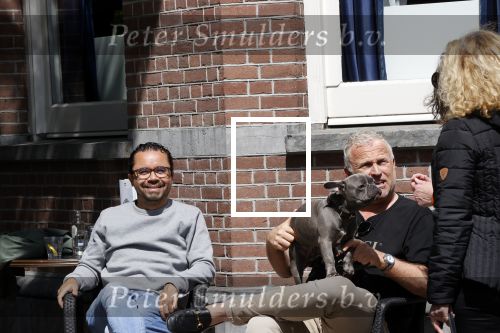 Amsterdam 12 mei 2021
Gordon met zijn hondje Toto op terras bij Blushing in Amsterdam .