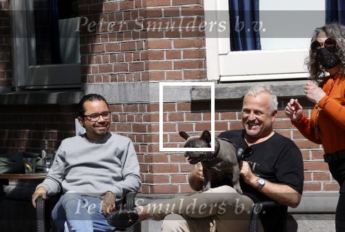 Amsterdam 12 mei 2021
Gordon met zijn hondje Toto op terras bij Blushing in Amsterdam .