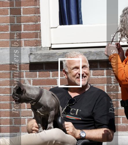 Amsterdam 12 mei 2021
Gordon met zijn hondje Toto op terras bij Blushing in Amsterdam .