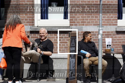 Amsterdam 12 mei 2021
Gordon met zijn hondje Toto op terras bij Blushing in Amsterdam . Patrick zijn beste vriend. en steun en toeverlaat zit rechts naast hem