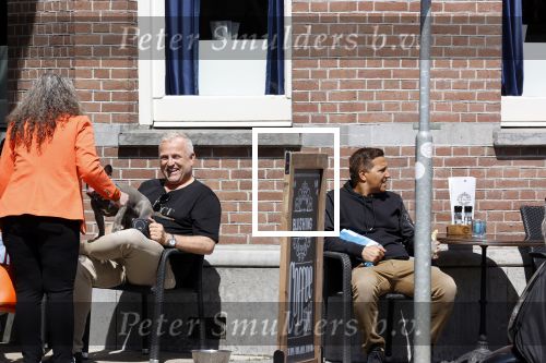 Amsterdam 12 mei 2021
Gordon met zijn hondje Toto op terras bij Blushing in Amsterdam . Patrick zijn beste vriend. en steun en toeverlaat zit rechts naast hem