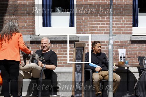 Amsterdam 12 mei 2021
Gordon met zijn hondje Toto op terras bij Blushing in Amsterdam . Patrick zijn beste vriend. en steun en toeverlaat zit rechts naast hem