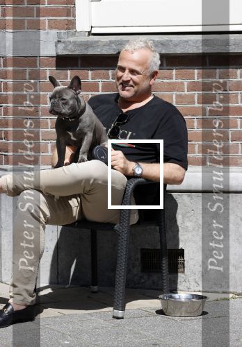 Amsterdam 12 mei 2021
Gordon met zijn hondje Toto op terras bij Blushing in Amsterdam .