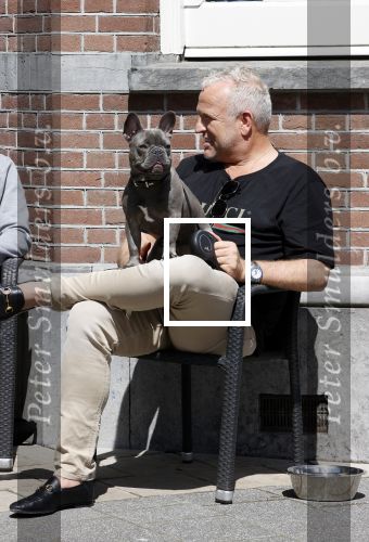 Amsterdam 12 mei 2021
Gordon met zijn hondje Toto op terras bij Blushing in Amsterdam .