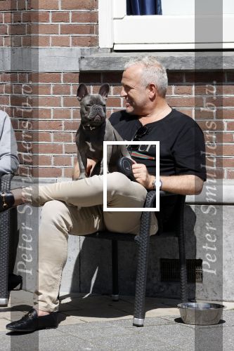 Amsterdam 12 mei 2021
Gordon met zijn hondje Toto op terras bij Blushing in Amsterdam .