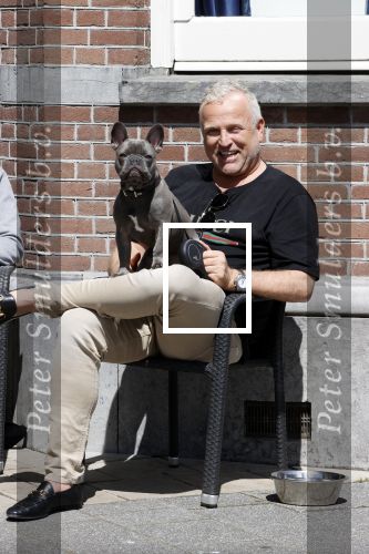 Amsterdam 12 mei 2021
Gordon met zijn hondje Toto op terras bij Blushing in Amsterdam .