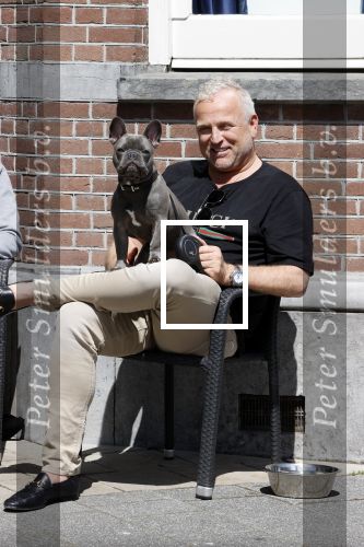 Amsterdam 12 mei 2021
Gordon met zijn hondje Toto op terras bij Blushing in Amsterdam .