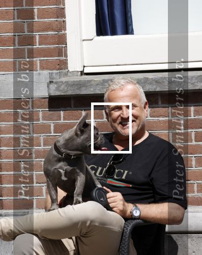 Amsterdam 12 mei 2021
Gordon met zijn hondje Toto op terras bij Blushing in Amsterdam .