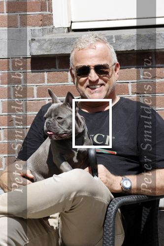 Amsterdam 12 mei 2021
Gordon met zijn hondje Toto op terras bij Blushing in Amsterdam .