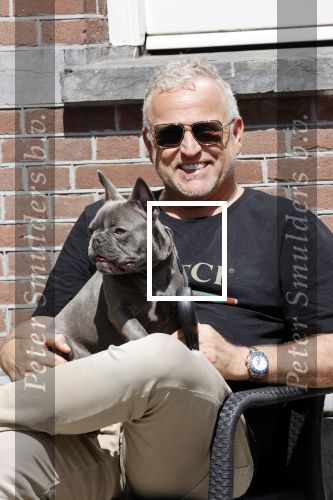 Amsterdam 12 mei 2021
Gordon met zijn hondje Toto op terras bij Blushing in Amsterdam .