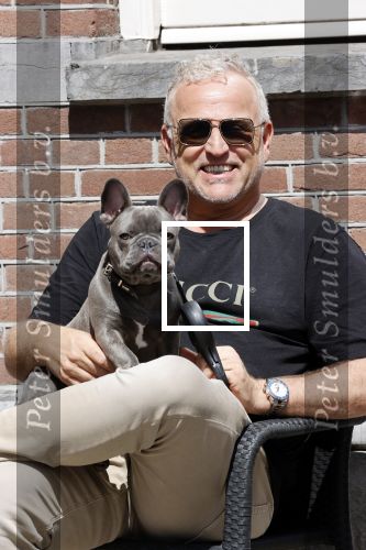Amsterdam 12 mei 2021
Gordon met zijn hondje Toto op terras bij Blushing in Amsterdam .