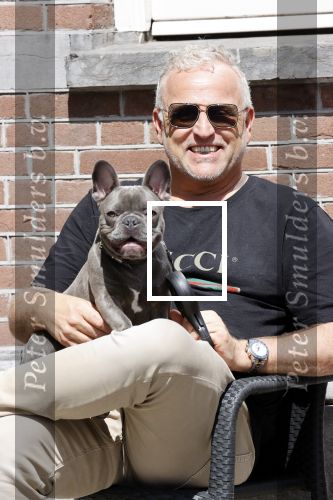 Amsterdam 12 mei 2021
Gordon met zijn hondje Toto op terras bij Blushing in Amsterdam .