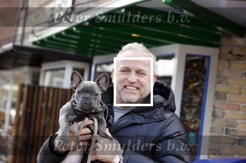 Blaricum 13 april 2021
Gordon met zijn hondje Toto in het centrum van Blaricum