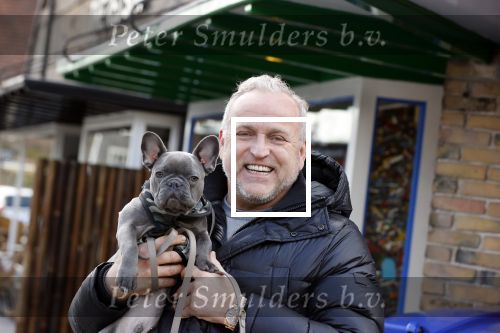 Blaricum 13 april 2021
Gordon met zijn hondje Toto in het centrum van Blaricum